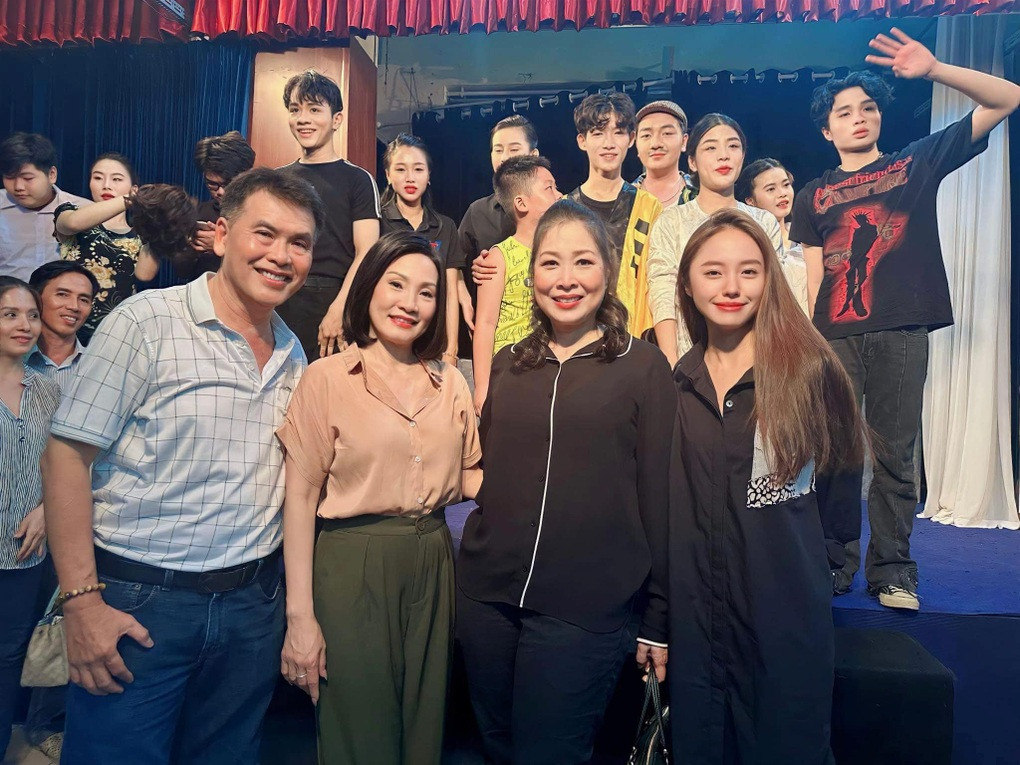 Trước đó, vào tháng 9/2023, Hồng Đào khiến nhiều khán giả lo lắng khi thông báo phải tạm gác lại công việc nghệ thuật để điều trị bệnh. Thời điểm đó, nữ nghệ sĩ không thể tham gia vở kịch mới của Hồng Vân. Cô gửi lời xin lỗi đến khán giả và xin phép được lui về để chăm sóc sức khỏe của bản thân.