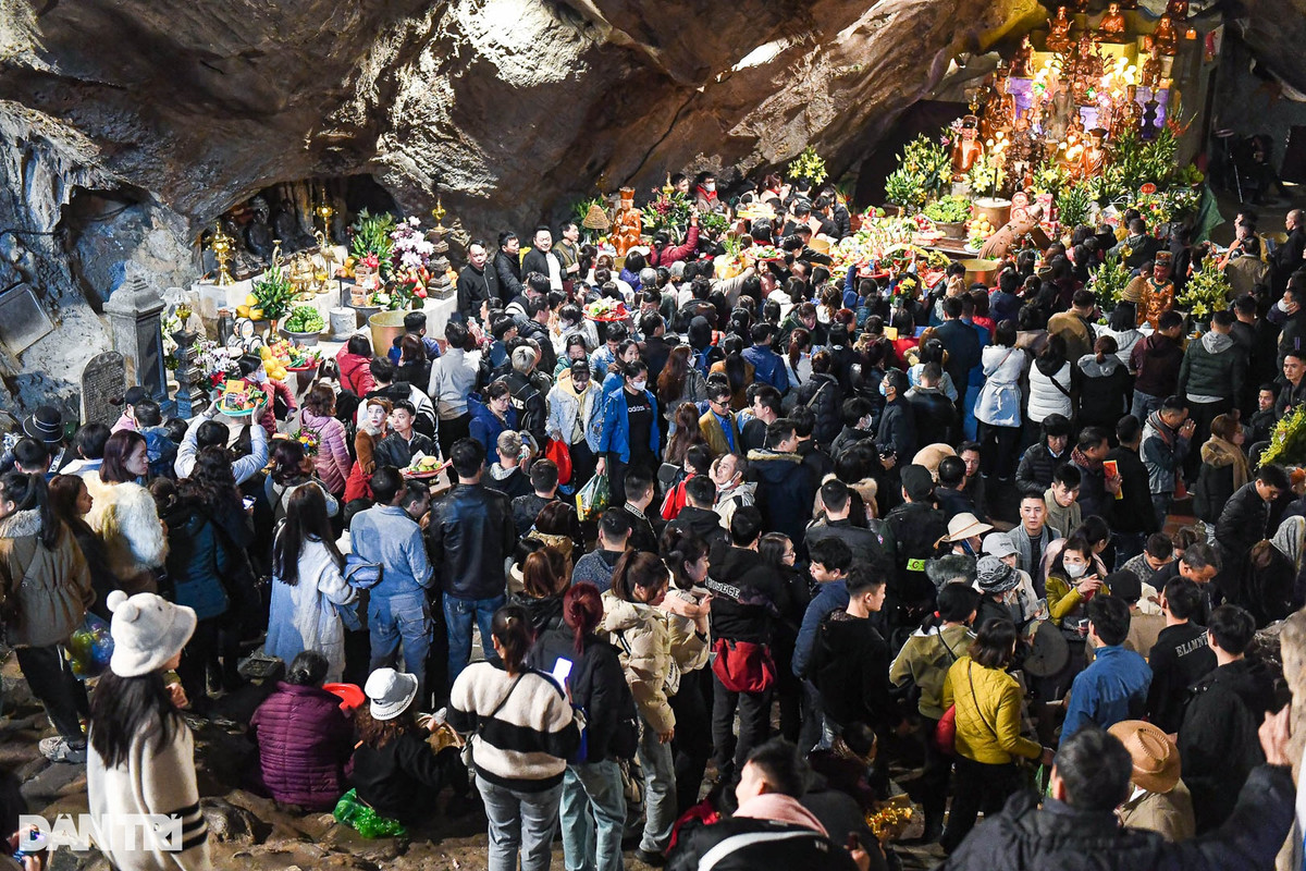 Trước thông tin chùa Hương "vắng vẻ", bà Vũ Thị Toại (60 tuổi, Cẩm Phả, Quảng Ninh) cho biết, đây là lần thứ 6 bà cùng gia đình đi lễ hội chùa Hương. So với thời điểm trước dịch Covid-19, bà Toại thấy chùa Hương có ít khách hơn, song vẫn khá nhộn nhịp.