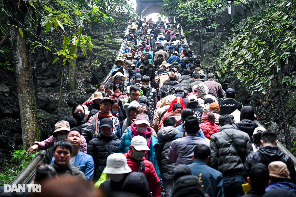 Tại lối xuống động Hương Tích, Ban tổ chức đã căng dây để phân thành 2 làn, không cho người dân đi ngược chiều.