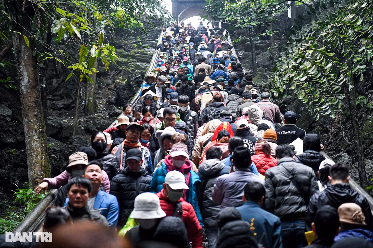 Tại lối xuống động Hương Tích, Ban tổ chức đã căng dây để phân thành 2 làn, không cho người dân đi ngược chiều.