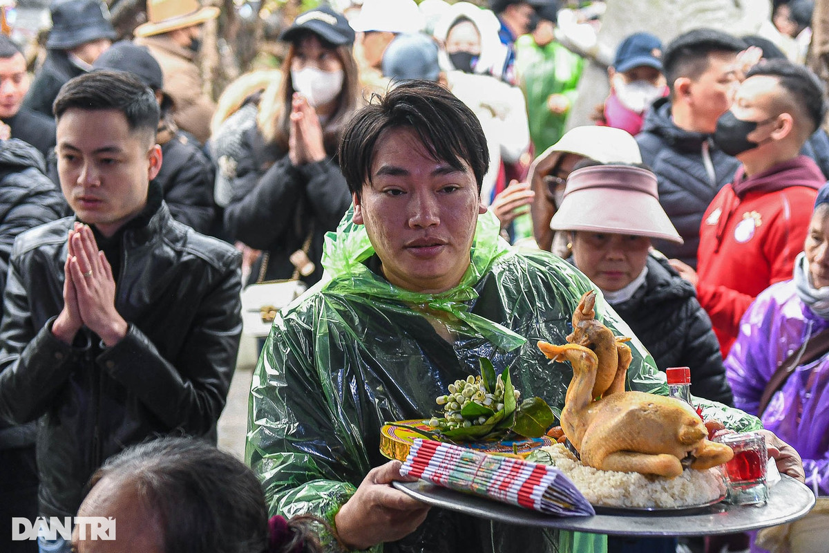 Anh Đoàn Xuân Du (quê Bắc Ninh) cho biết, vì lo ngại tình trạng xếp hàng, chen lấn khi đi lễ chùa, anh Du đã lựa chọn đi lễ giữa tuần. Gia đình 5 người chuẩn bị đồ lễ dâng cúng sau đó thụ lộc. Như anh Du, nhiều người cũng chuẩn bị xôi, gà, giò, hương hoa, vàng mã dâng cúng tại đền Trình, chùa Thiên Trù, động Tiên Sơn, chùa Giải Oan, động Hương Tích, chùa Hinh Bồng....