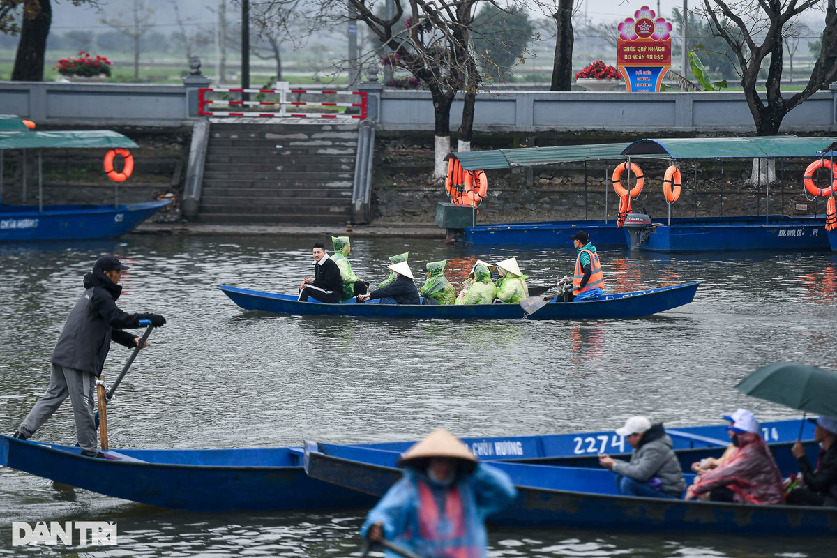 Theo ông Hải, năm nay là năm đầu tiên các lái đò tại chùa Hương hoạt động theo sự phân công của Hợp tác xã Dịch vụ du lịch chùa Hương. Khách có giảm hơn năm ngoái, đò hoạt động theo số thứ tự và phải chờ đợi đến lượt. Trước thông tin một số bài viết lan truyền "năm nay chùa Hương ế khách", chia sẻ với phóng viên Dân trí, ông Nguyễn Bá Hiển, Trưởng Ban Quản lý khu Di tích thắng cảnh Hương Sơn, xã Hương Sơn, huyện Mỹ Đức, Hà Nội cho hay, không có chuyện chùa Hương năm nay "vắng tanh vắng ngắt".