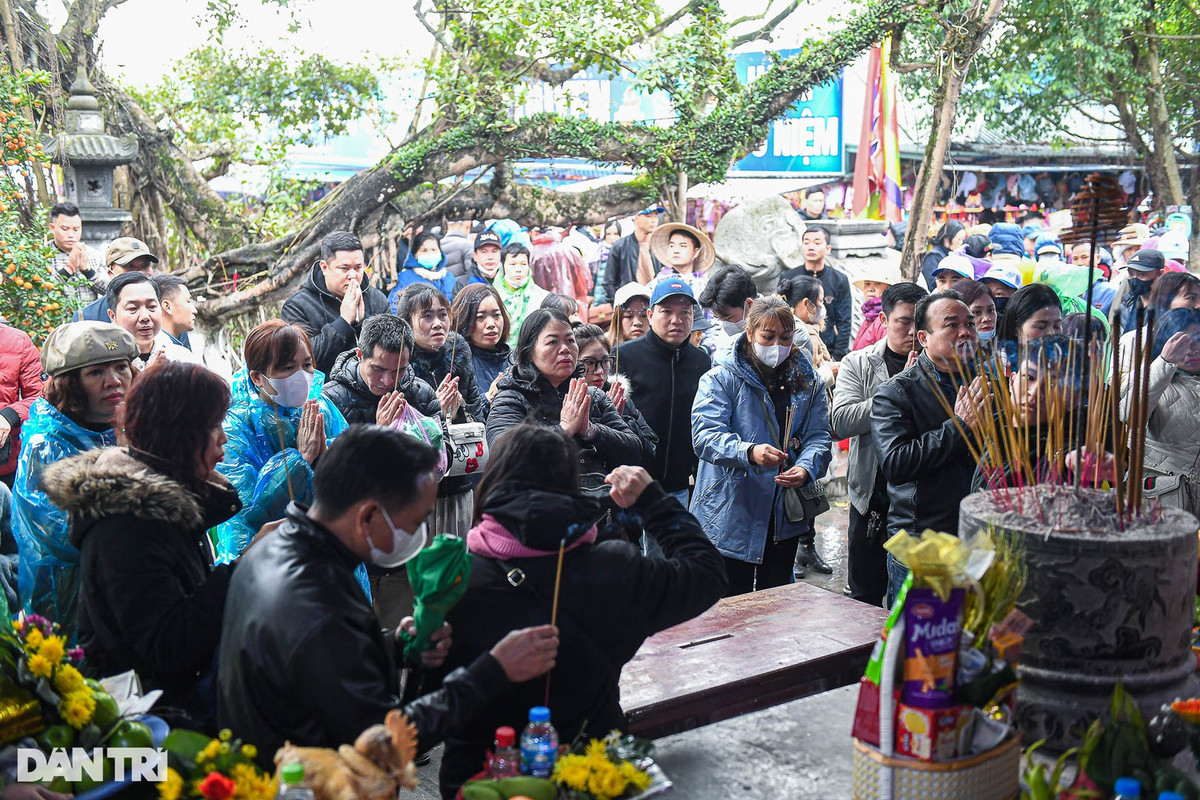 Nhiều người thấy bên trong quá đông liền lựa chọn đứng vái vọng từ bên ngoài. Để hạn chế tình trạng chen lấn, xô đẩy, Ban Quản lý khu Di tích thắng cảnh Hương Sơn đã phải ghi rõ các cửa ra, vào theo những hướng khác nhau.