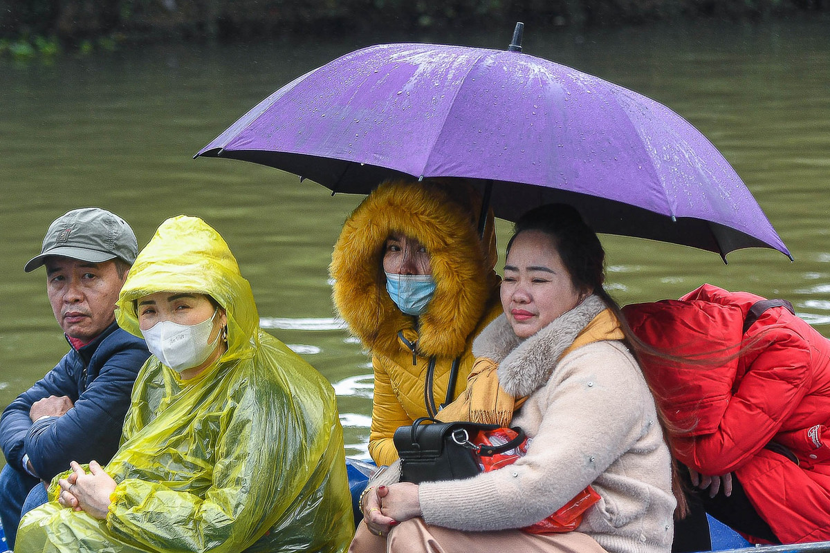 Ông Đoàn Mạnh Hải, một lái đò tại chùa Hương cho biết, khách đến chùa Hương đông nhất từ mùng 2 đến mùng 6. Những ngày đó, ông Hải chở từ 2-3 chuyến khách một ngày. Tuy nhiên, từ sau mùng 6 đến nay, khách chỉ đông vào thứ 7, Chủ nhật. Thời điểm giữa tuần thì 2-3 ngày họ mới tới chở khách.