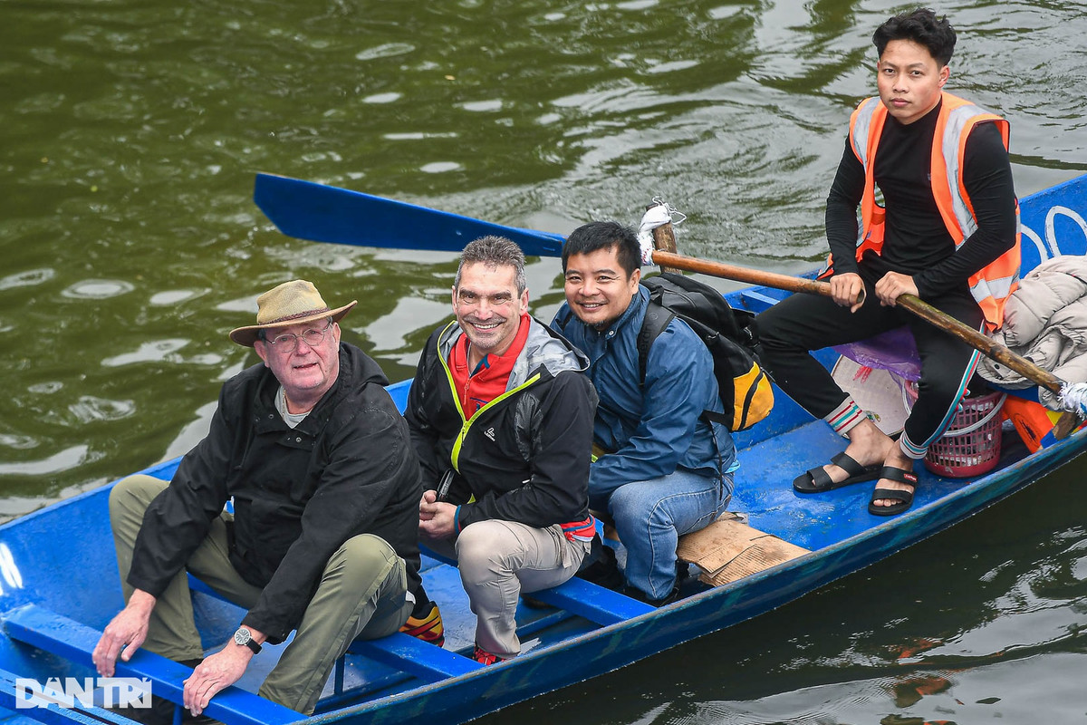 Sau khi rời đền Ngũ Nhạc, dòng người lên thuyền tiến về phía rừng sâu và di chuyển tới bến Trò dẫn lên chùa Thiên Trù. Không chỉ có người dân Việt Nam, nhiều khách Tây cũng lựa chọn chùa Hương làm điểm đến đầu năm.