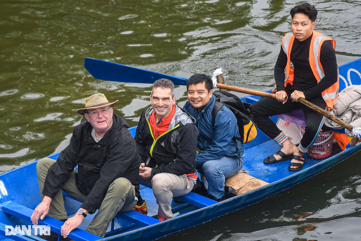 Sau khi rời đền Ngũ Nhạc, dòng người lên thuyền tiến về phía rừng sâu và di chuyển tới bến Trò dẫn lên chùa Thiên Trù. Không chỉ có người dân Việt Nam, nhiều khách Tây cũng lựa chọn chùa Hương làm điểm đến đầu năm.