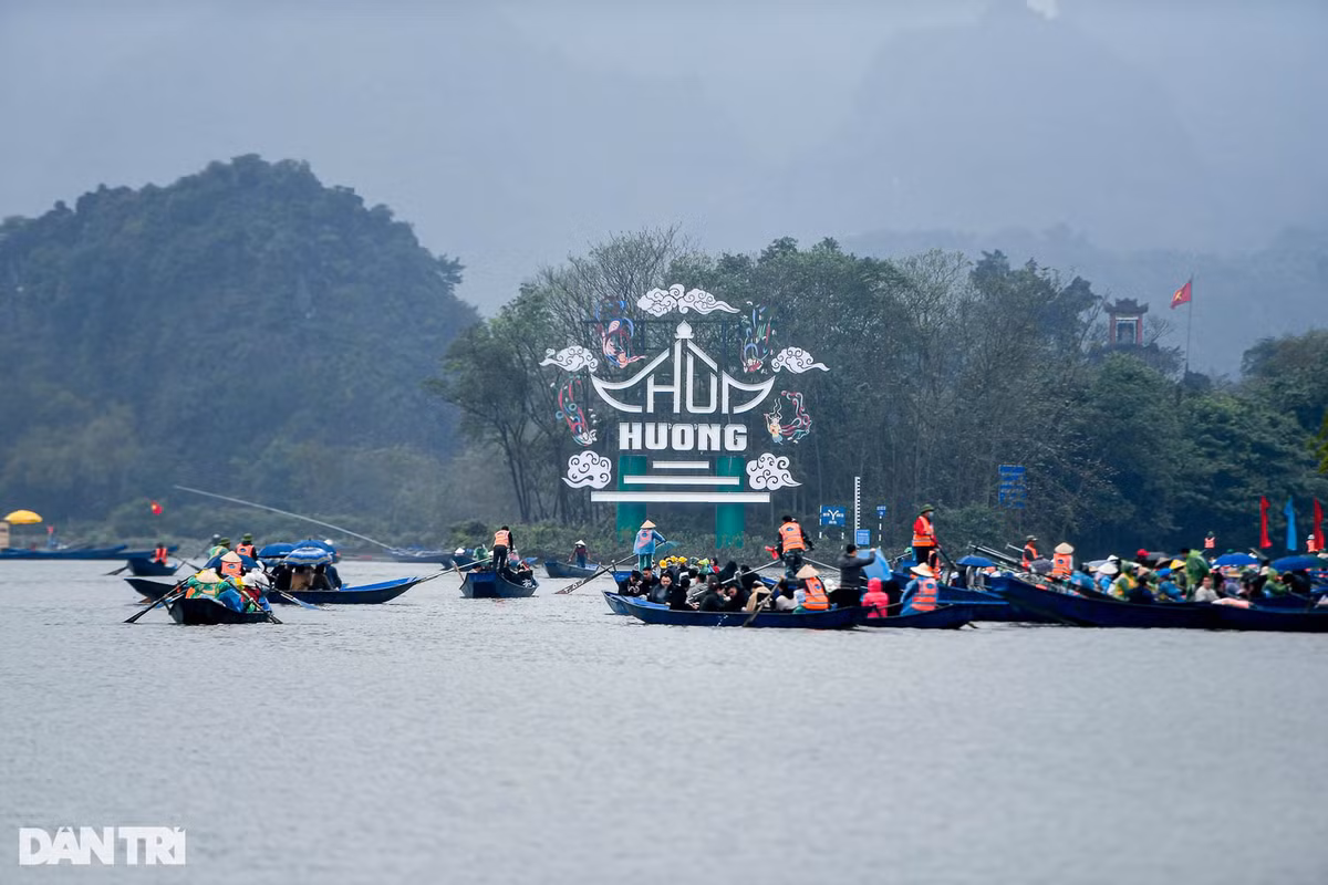 Theo ông Hiển, du khách đến tham quan chùa Hương có giảm nhẹ so với các năm trước. Song so với các lễ hội lớn năm nay ở nhiều địa phương thì du khách đến chùa Hương vẫn là cao. "Chúng tôi thường xuyên cập nhật số lượng du khách tại các lễ hội lớn trên cả nước. Theo thống kê từ mùng 3 Tết Nguyên đán đến nay đã có 32 vạn du khách đến tham quan, lễ Phật tại chùa Hương, giảm hơn 1 vạn so với cùng kỳ năm ngoái. Năm nay chưa có ngày nào quá tải", Trưởng Ban Quản lý khu Di tích thắng cảnh Hương Sơn chia sẻ.