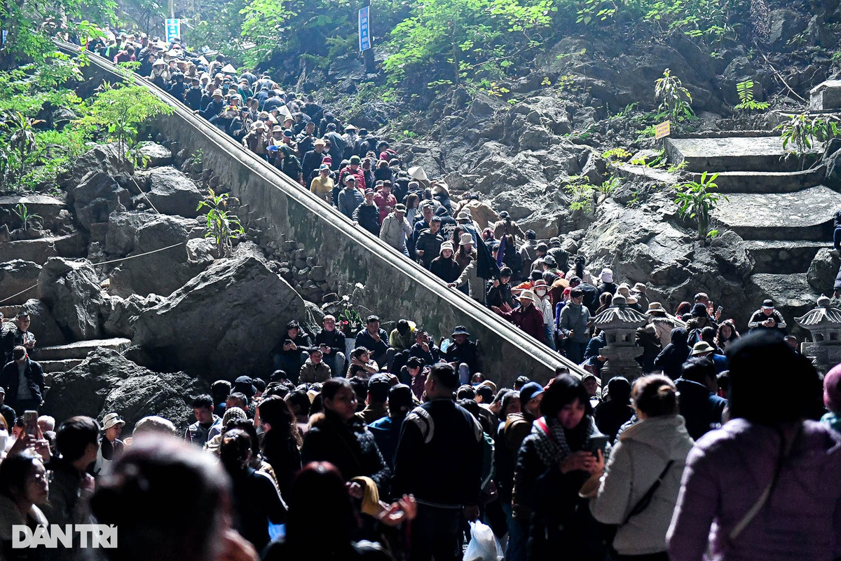 Người dân vào động Hương Tích lễ Phật di chuyển chậm rãi. Vì số lượng du khách đông nên đoàn người phải nhích từng bước một. Trung bình mỗi người mất từ 45 phút đến một tiếng để di chuyển xuống động và vòng ngược lên. Nhiều người phải giơ đồ lễ lên cao, thay nhau vận chuyển để tránh rơi, rớt.