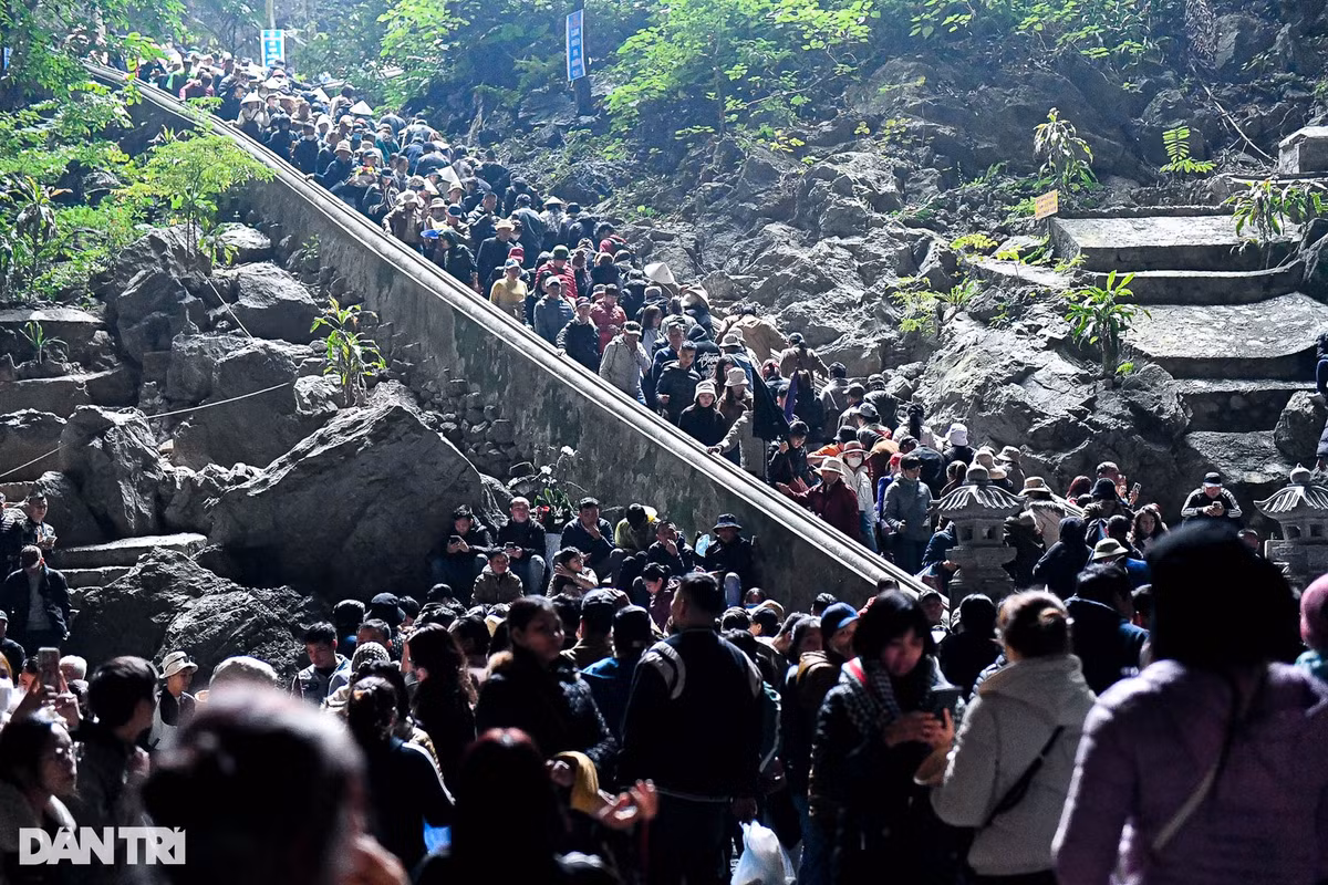 Người dân vào động Hương Tích lễ Phật di chuyển chậm rãi. Vì số lượng du khách đông nên đoàn người phải nhích từng bước một. Trung bình mỗi người mất từ 45 phút đến một tiếng để di chuyển xuống động và vòng ngược lên. Nhiều người phải giơ đồ lễ lên cao, thay nhau vận chuyển để tránh rơi, rớt.