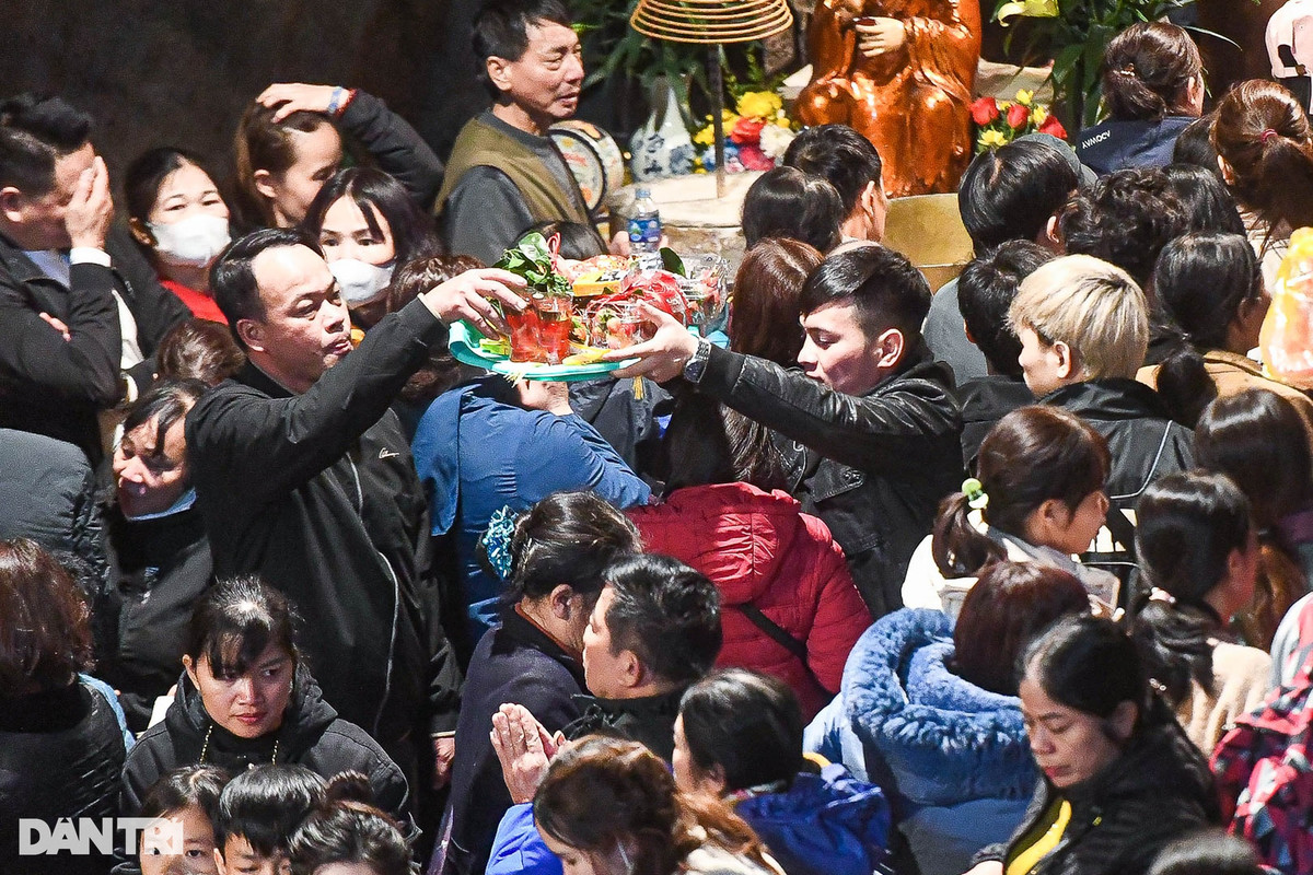 "Từ nhiều năm trước, vì lo ngại tình trạng "chặt chém", chờ đợi, tôi đã mua tour của công ty du lịch. Năm nay, theo lệ cũ, tôi mua tour tham quan chùa Hương với giá 2,2 triệu đồng/người bao gồm mọi chi phí từ nhà nghỉ, ăn ngày 3 bữa, các loại vé tham quan, vé đi đò và cáp treo, xe điện…", bà Toại cho hay.