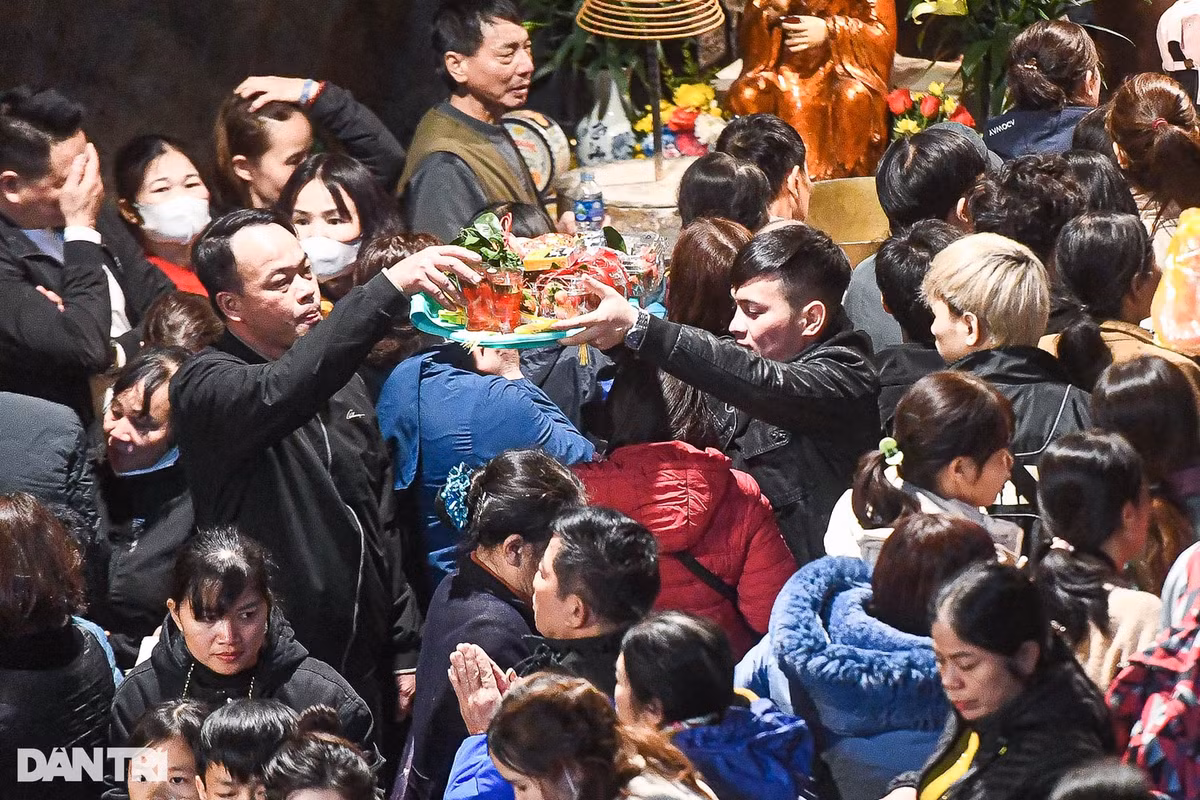 "Từ nhiều năm trước, vì lo ngại tình trạng "chặt chém", chờ đợi, tôi đã mua tour của công ty du lịch. Năm nay, theo lệ cũ, tôi mua tour tham quan chùa Hương với giá 2,2 triệu đồng/người bao gồm mọi chi phí từ nhà nghỉ, ăn ngày 3 bữa, các loại vé tham quan, vé đi đò và cáp treo, xe điện…", bà Toại cho hay.