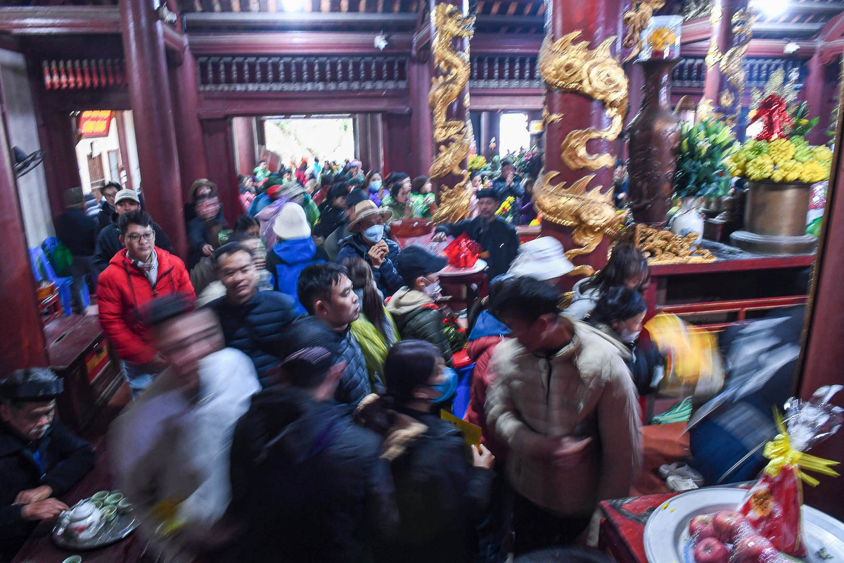 Tuy nhiên, theo quan sát của phóng viên Dân trí, tại các cửa xuống đò đầu giờ sáng luôn nhộn nhịp. Trong hình, hàng chục người lái đò đeo thẻ, mặc áo phao chờ nhận khách tại một cửa xuống đò. Tại bến, có tất cả 10 cửa xuống đò. Sau khi rời bến đò ít phút, du khách sẽ dừng chân tại đền Ngũ Nhạc (hay còn gọi là đền Trình). Trong đền thờ, người dân chen chân bày lễ, thắp nhang cầu khấn những điều may mắn.