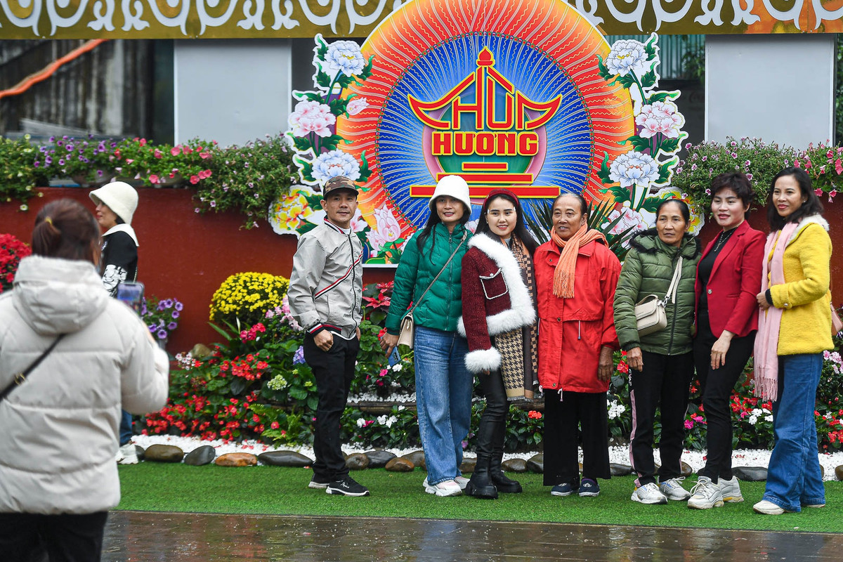 "Du khách về chùa không đông như năm ngoái, tuy nhiên vẫn xảy ra tình trạng chờ đợi ở một số điểm. Tôi phải xếp hàng 20 phút mới tới lượt lên cáp treo. Nếu đi vào buổi chiều, chắc sẽ đỡ đông hơn. Tại các điểm chụp hình, check-in, mọi người cũng chen chân khá đông", anh Du nói.