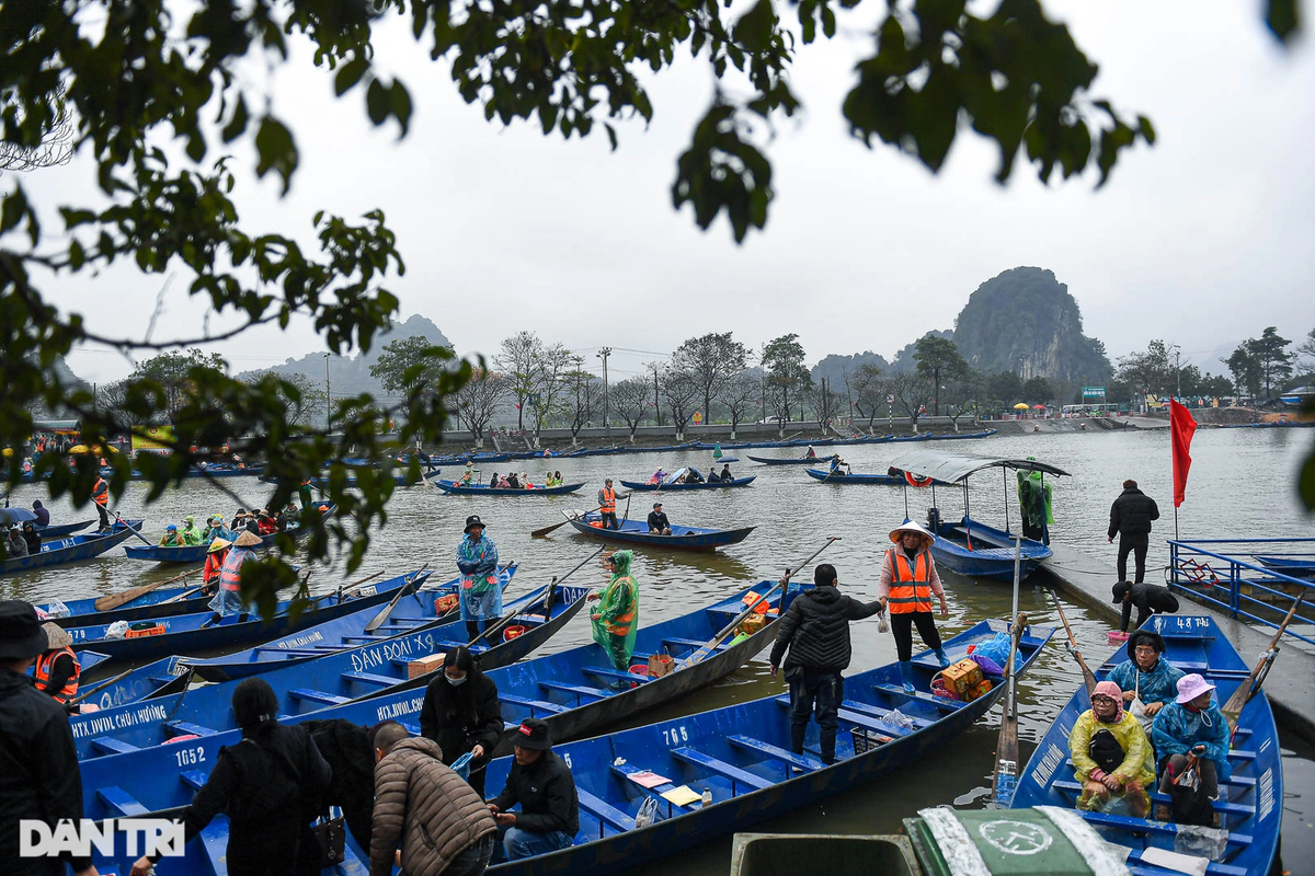 Trước đó, trên nhiều diễn đàn mạng chia sẻ một số hình ảnh chụp bến đò chùa Hương vắng khách kèm dòng trạng thái "kinh tế suy thoái, chùa Hương vắng tanh vắng ngắt" hay "cảnh chưa từng thấy tại chùa Hương", "chùa Hương năm nay ế khách rồi, vắng nhất lịch sử"…