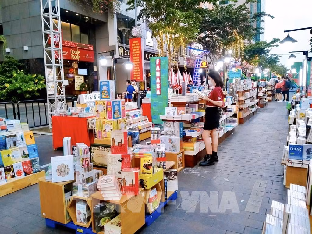 Nhung dia diem tham quan nen den vao mung 1 Tet o Sai Gon-Hinh-4