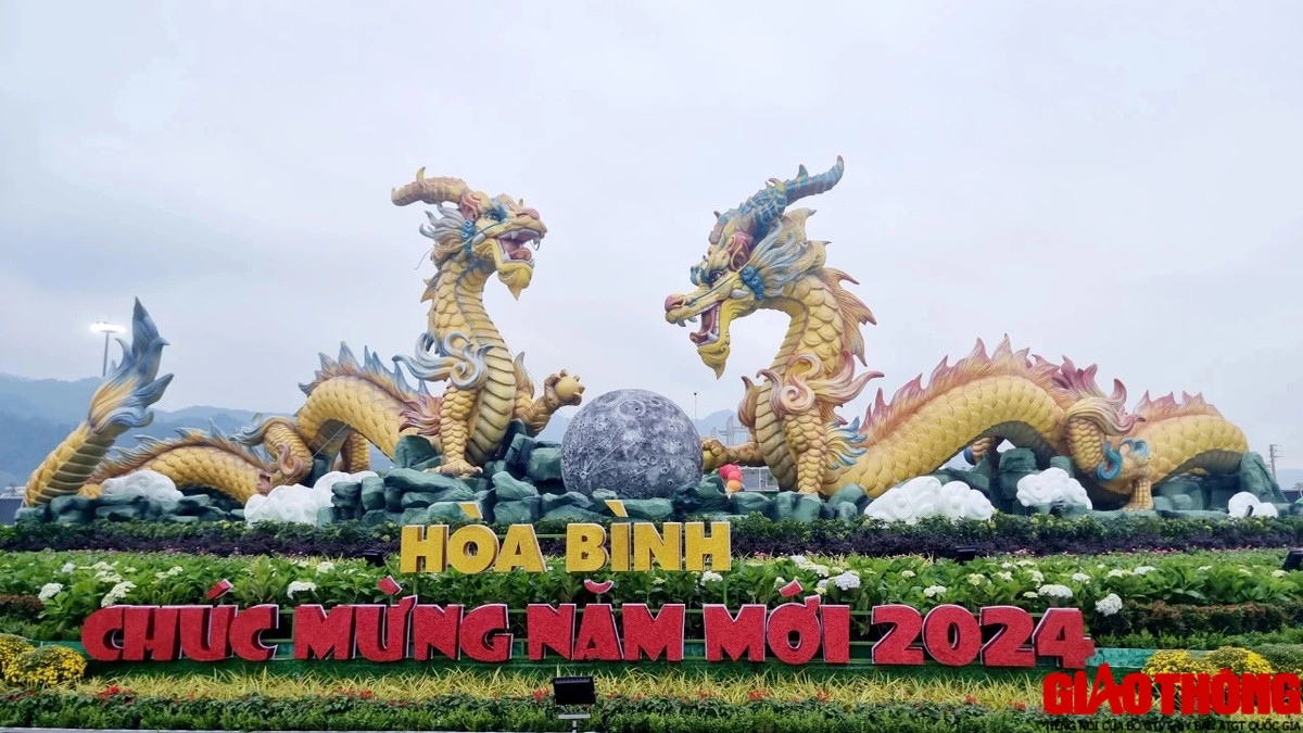 Biểu tượng linh vật chào Xuân Giáp Thìn 2024 được xây dựng với ý tưởng "song long chầu nguyệt". Mặt chính diện gồm hai linh vật rồng được tạo hình mạnh mẽ và đẹp mắt.