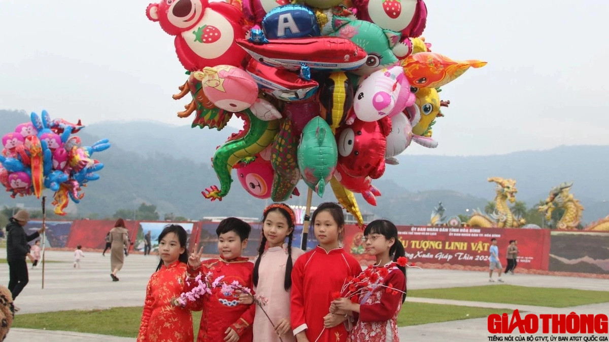 Không khí Tết đã tràn ngập tại Quảng trường Hoà Bình.