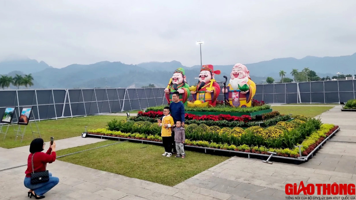 Bức tượng “Phúc, Lộc, Thọ” mang ước vọng hạnh phúc, giàu sang và sức khỏe trong năm mới.