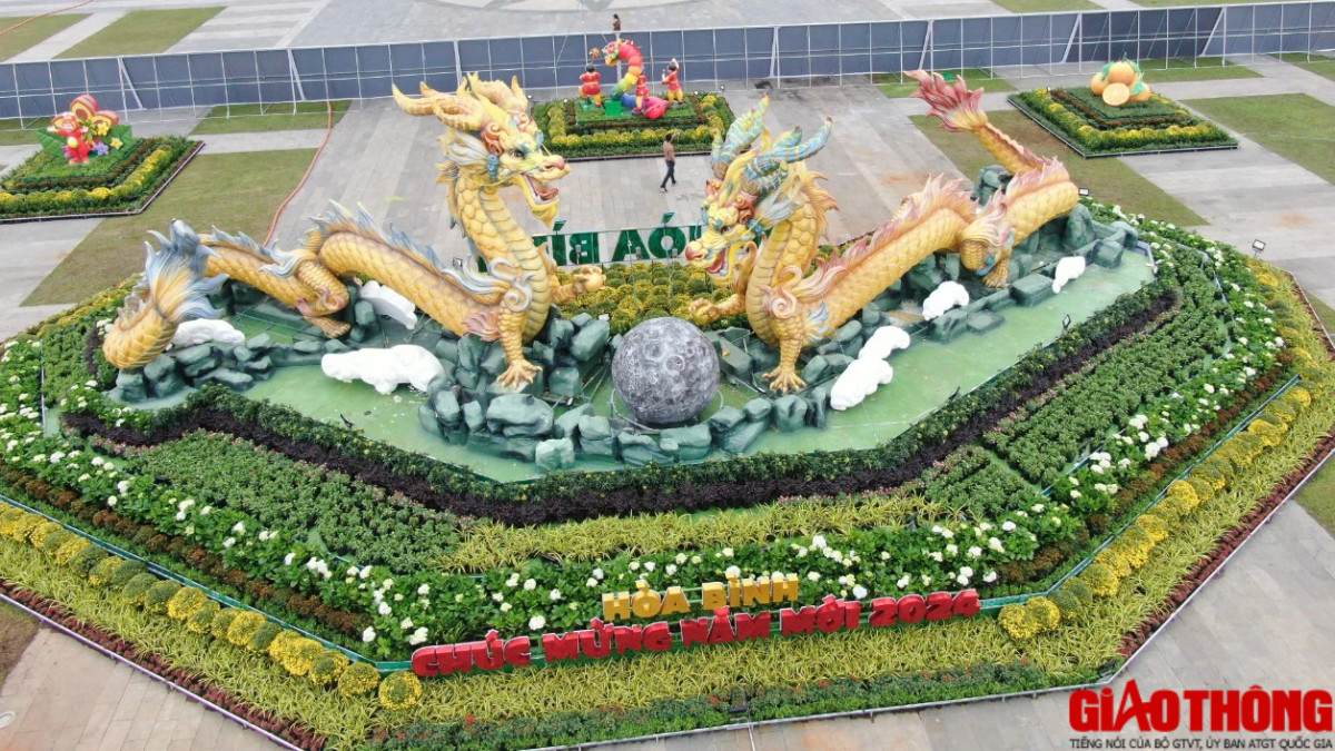 Chính giữa cặp rồng là tạo hình Mặt Trăng màu xám khói.