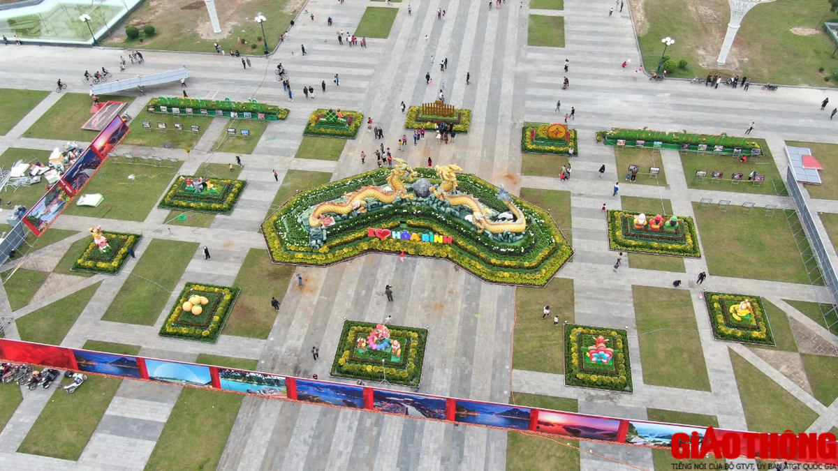 Hai bên và mặt sau gồm các cụm biểu tượng phụ thể hiện nét văn hóa của quê hương Hòa Bình như: Lịch tre dân tộc Mường, Lễ hội Khai hạ dân tộc Mường; biểu tượng cam Cao Phong; cá chép về trời, múa rồng, bánh chưng, dưa hấu, mứt Tết.