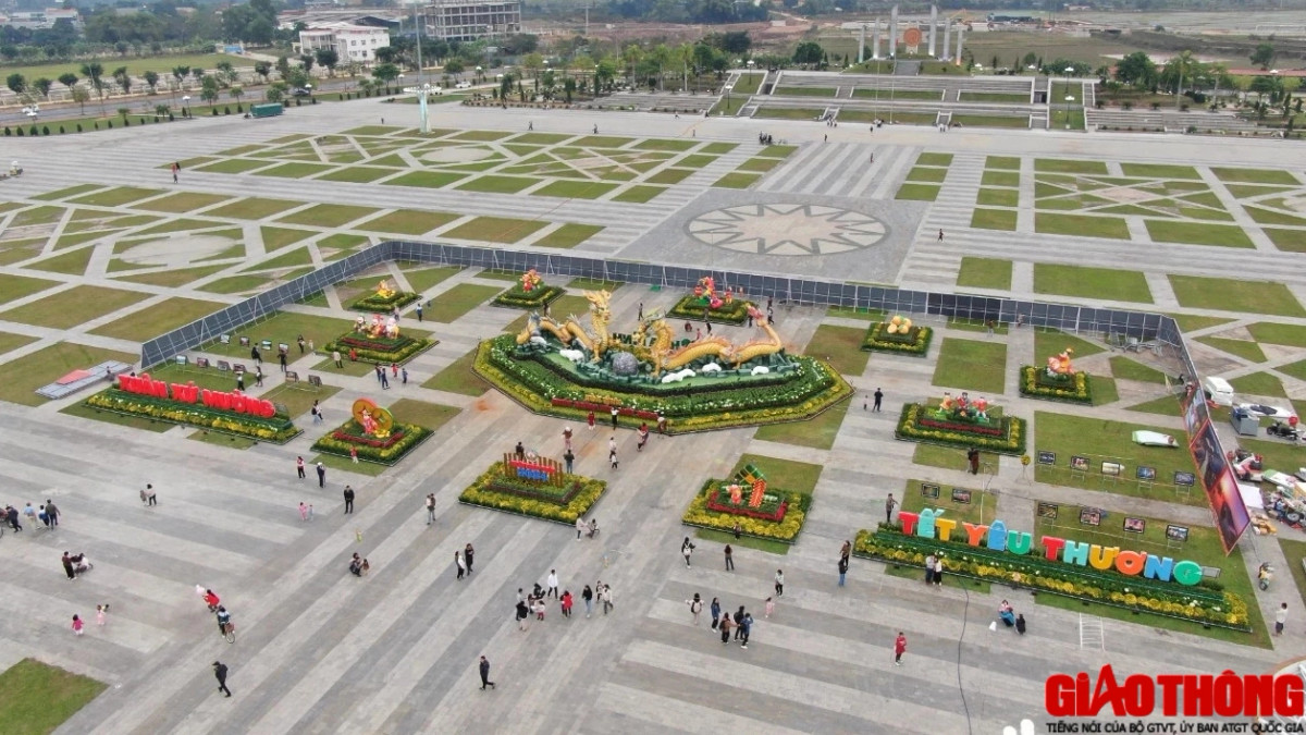 Chiều 1/2, PV Báo Giao thông có mặt tại Quảng trường Hoà Bình, nơi trưng bày biểu tượng linh vật chào Xuân Giáp Thìn 2024.