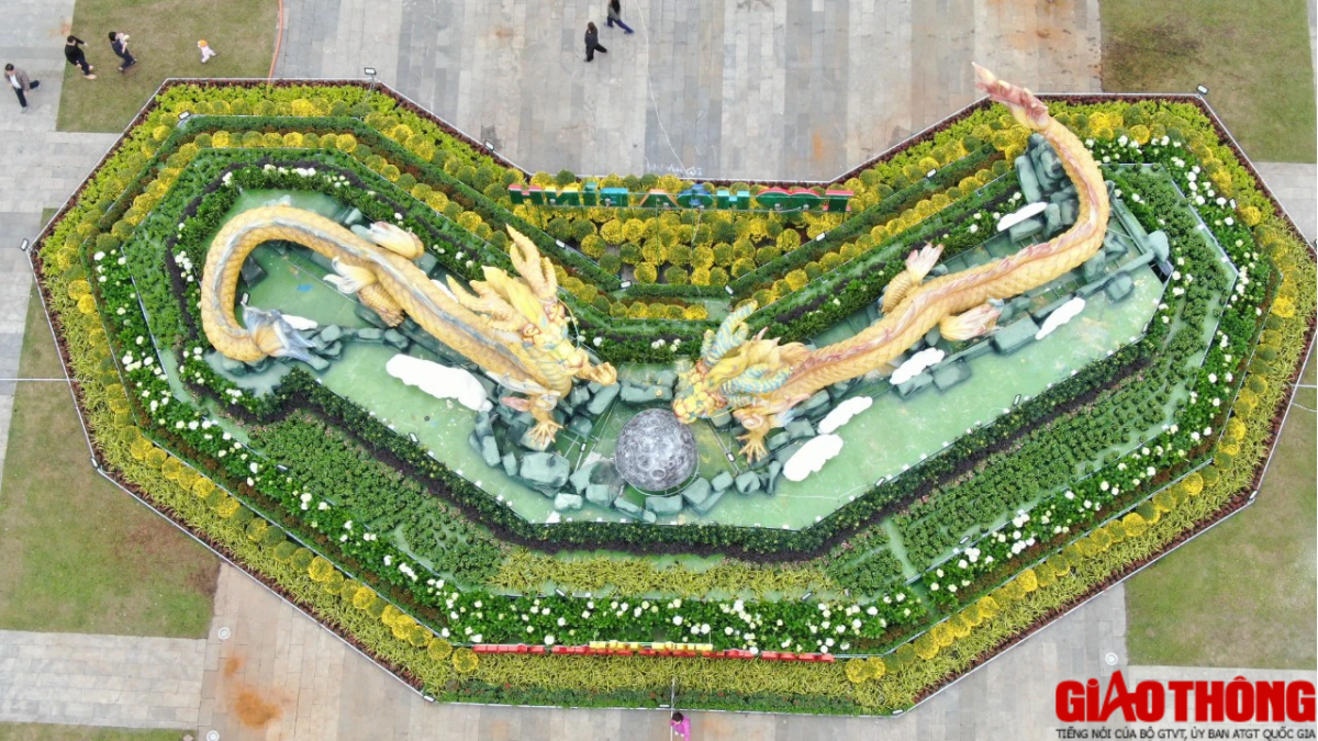 Biểu tượng "Song long chầu nguyệt" mang ý nghĩa quy tụ sức mạnh thiêng liêng, biểu trưng cho sự phồn vinh và phát triển của tỉnh Hòa Bình trong năm 2024.