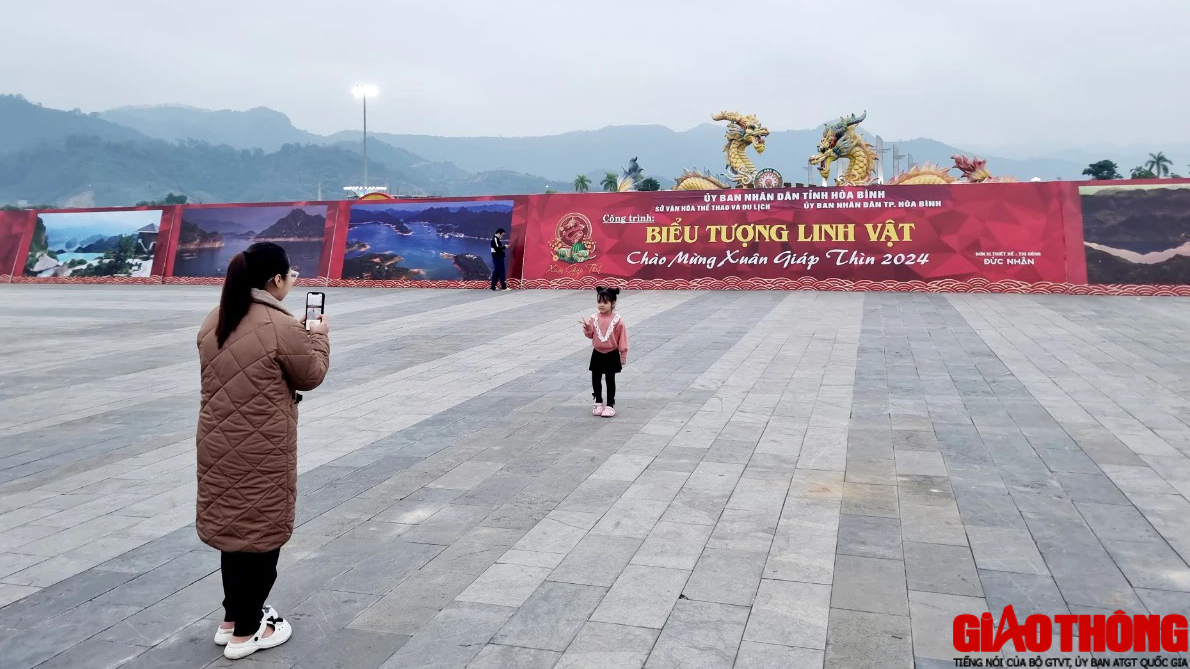 Chị Phạm Thị Thu Thảo (phường Tân Thịnh, TP Hòa Bình) cho biết: “Biết được quảng trường mở cửa một lúc cho người dân xem nên tôi đưa gia đình ra đây để vui chơi, chụp ảnh, lưu lại những kỷ niệm trước thềm năm mới. Tôi thấy linh vật rồng năm nay đẹp hơn mọi năm, các cụm biểu tượng cũng phong phú”.