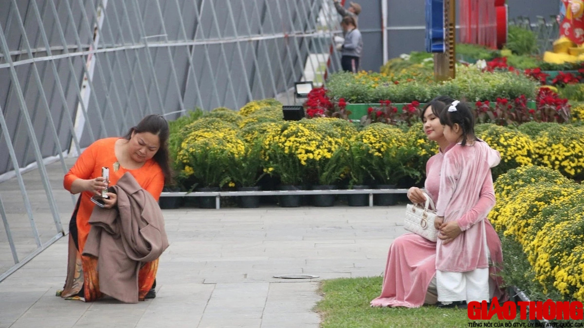 Vui vẻ ghi lại những khoảnh khắc, kỷ niệm đẹp bên gia đình, người thân.