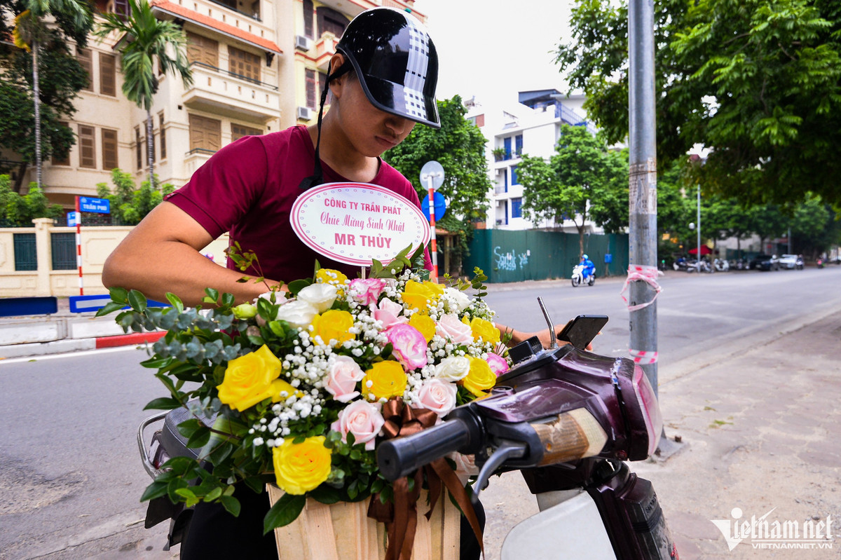 Tại cửa hàng kinh doanh hoa tươi trên phố Trần Phú, một đội shipper khoảng 5 người hoạt động hết công suất hai ngày nay. “Từ sáng đến giờ tôi cũng chạy được gần 15 chuyến”, anh Toàn (trong ảnh) cho hay.