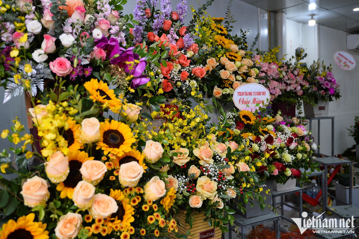 Các loại hoa được nhân viên cắm sẵn thành từng lẵng để khách dễ lựa chọn. Mỗi lẵng hoa có giá từ 300.000-600.000 đồng.