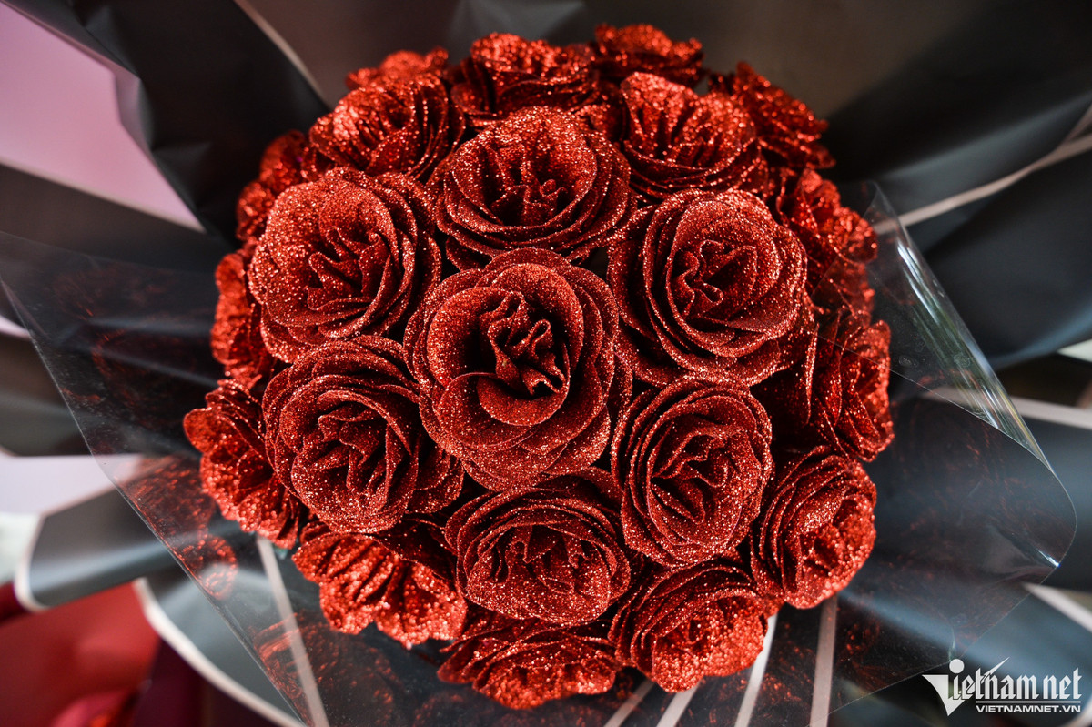 Một số bó hoa giả rắc thêm kim tuyến có giá lên từ 400 nghìn đồng đến 1 triệu đồng/bó, tuỳ kích thước.