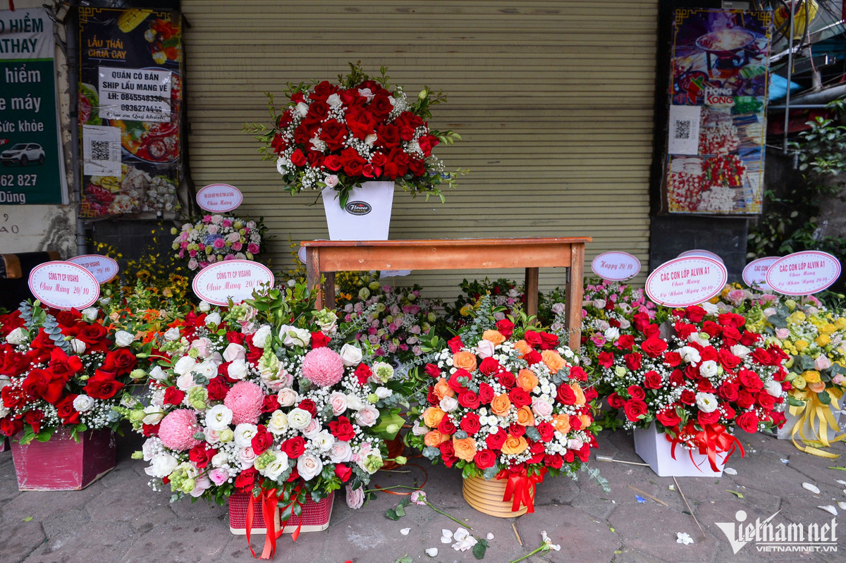 Các lẵng hoa bày sẵn ở trước cửa hàng để chờ vận chuyển cho khách.