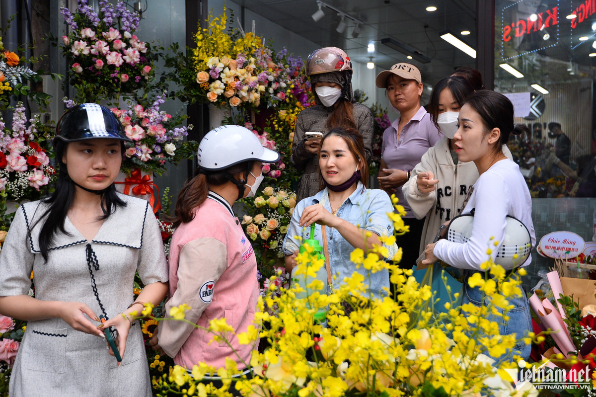 Từ hai ngày trước, gia đình chị Yến (quận Cầu Giấy) phải huy động 6 người trong gia đình dậy từ 5h để phụ cắm hoa, đóng hàng. Chị cho biết lượng khách năm nay có tăng so với năm trước nhưng không nhiều.