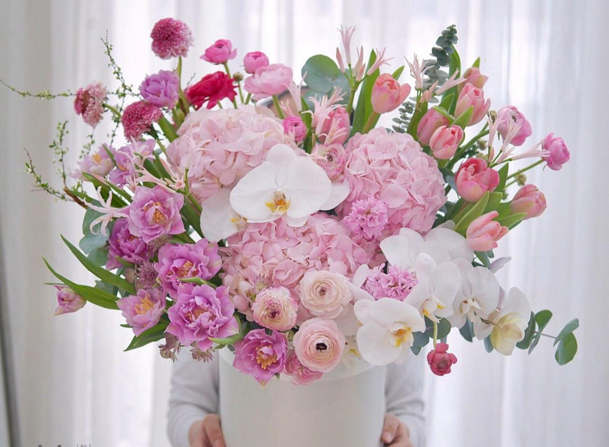 Hoa tươi nhập khẩu tràn chợ 20/10, khách chi 500 triệu chốt đơn muaThị trường hoa tươi phục vụ dịp 20/10 bắt đầu vào đợt cao điểm. Các loại hoa nhập khẩu tràn ngập với giá tiền triệu. Có khách chi tới 500 triệu đồng chốt đơn mua hoa dịp này.