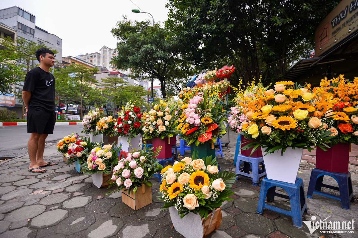 Dọc đường Nguyễn Phong Sắc (quận Cầu Giấy), các lẵng hoa cũng được bày tràn ra vỉa hè mời gọi khách.