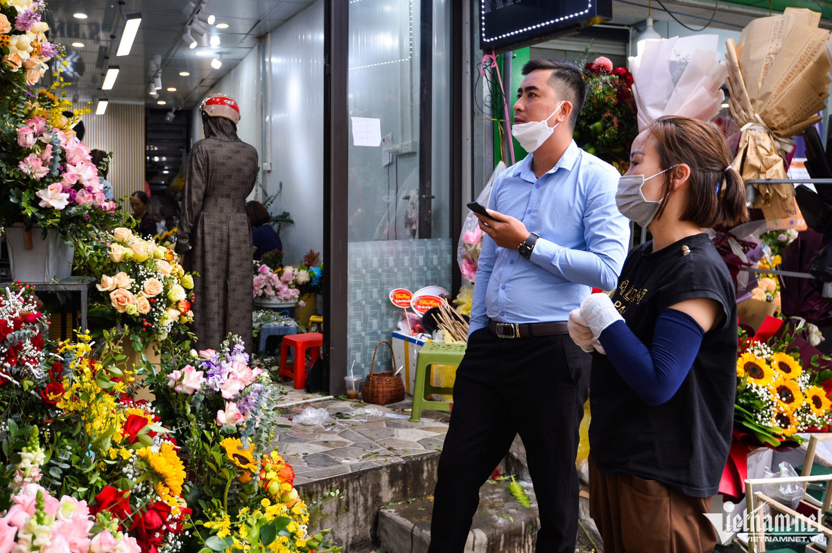 Anh Toàn (nhân viên văn phòng) tranh thủ thời gian nghỉ trưa đi mua hoa cho công ty. “Tôi thấy năm nay giá hoa nhỉnh hơn so với mọi năm, cũng dễ hiểu vì đây là ngày đặc biệt, nhu cầu tăng đột biến”, anh chia sẻ.