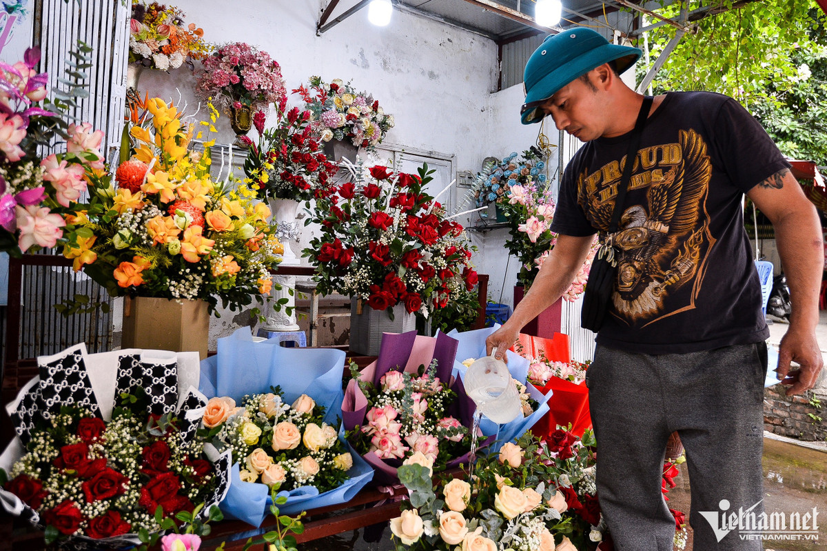 Hoa nhập từ Trung Quốc về bán dịp 20/10 tràn lan - Hình 2 Hoa nhap tu Trung Quoc ve ban dip 20/10 tran lan-Hinh-2