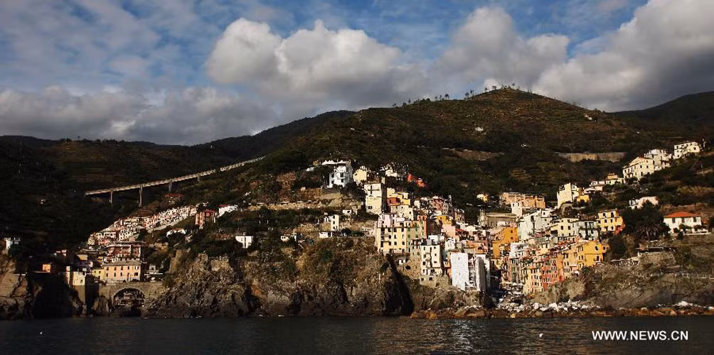 Bức ảnh chụp toàn cảnh Cinque Terre từ một điểm chụp ở làng Manarola.