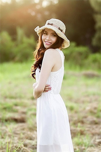 Người đẹp Diệu Hân sinh năm 1991, cao 1m74, số đo 86-60-90 đã đem danh hiệu Hoa hậu Đông Nam Á lần đầu tiên về cho Việt Nam.