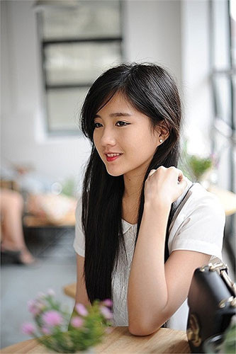 Cô bạn này sinh năm 1994 và hiện đang theo học chuyên ngành Quản trị khách sạn của Đại học Hoa Sen. Kiều Trinh gây sốt bởi vẻ đẹp mong manh, thanh tú và có nhiều nét giống với 'cô bé trà sữa' nổi đình đám trên mạng Trung Quốc. Không chỉ xinh đẹp, Kiều Trinh còn khiến người khác ấn tượng bởi cô thông thạo 3 ngoại ngữ là Anh, Hoa, Pháp.