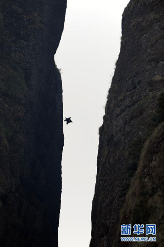 Diễn viên đóng thế Jeb Corliss mặc bộ cánh “người dơi” nhảy khỏi trực thăng và bung dù bay về phía núi Jianglang.