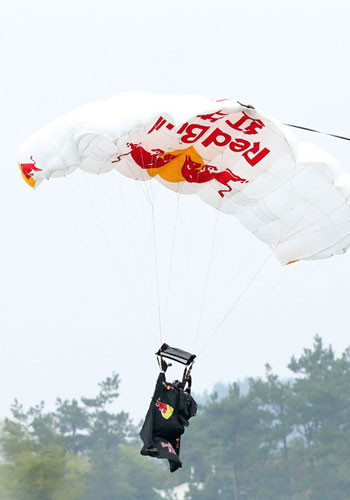 Sau đó, anh thu dù và khéo léo đáp xuống khe núi hẹp chỉ rộng 3,5-18m của núi Jianglang nhờ bộ cánh dơi.