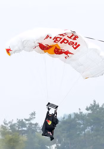 Sau đó, anh thu dù và khéo léo đáp xuống khe núi hẹp chỉ rộng 3,5-18m của núi Jianglang nhờ bộ cánh dơi.