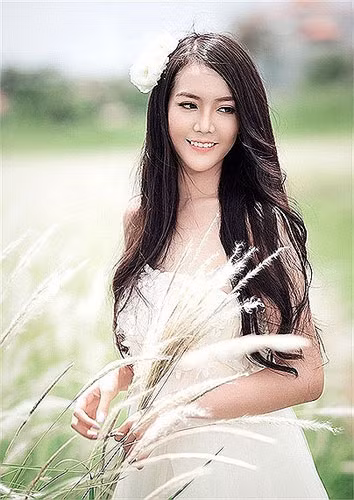 Người mẫu Ngọc Quý hiện là sinh viên năm thứ nhất khoa Thiết kế thời trang, ĐH Hoa Sen. Cô gái sinh năm 1995 là cựu học sinh THPT Phước Long và hiện đang là một gương mặt người mẫu trẻ đầy triển trọng