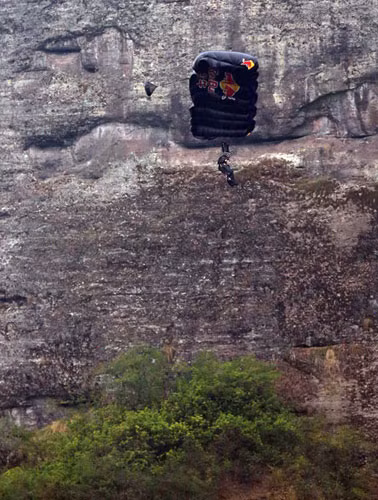 Tốc độ bay trung bình của Jeb Corliss là 200 km/h.