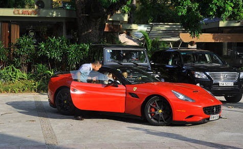 Chiếc Ferrari California màu đỏ được hãng xe độ Hamman độ lại của chồng Ngọc Thạch là niềm ao ước của không ít dân chơi xe.
