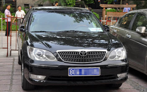 Khá nhiều xe biển xanh cũng nối đuôi các xế sang khác đến chung vui với cô dâu Ngọc Thạch - chú rể Dương Kon