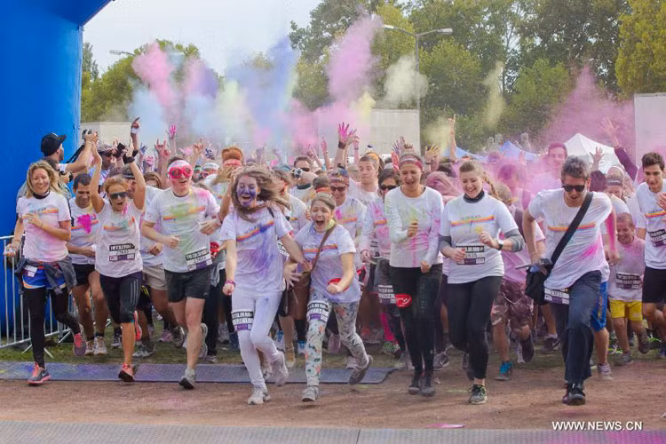 Những người tham gia cuộc đua bắt đầu bị nhuộm bột màu đầy người trước khi xuất phát.