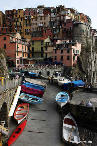 Những ngôi nhà ở Cinque Terre dường như xếp chồng lên nhau và được trang trí với nhiều màu sắc rực rỡ. Ngay cả những chiếc thuyền cũng được sơn các màu bắt mắt.