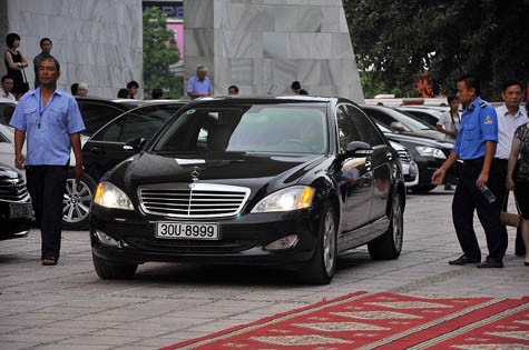 Mercedes có biển "tam hoa".